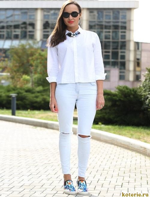Слипоны женские с белыми джинсами